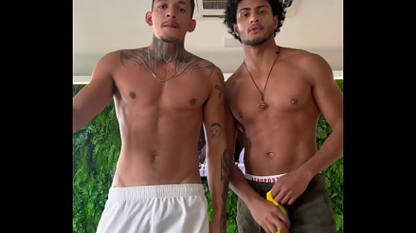 Image Passivo Femboy dando pra casal de Ativos Dotados