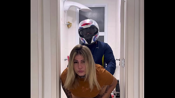 Image Motoboy entra no banheiro feminino sem avisar e fode a mulher que estava l&aacute_ dentro mijando ! A goza muito na pica dele e pede fode essa buceta caralho !