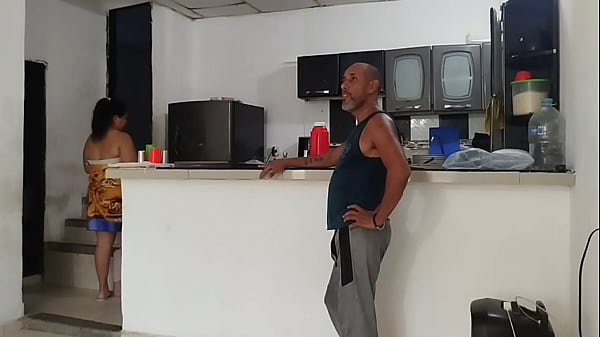 Image El hermano de mi marido llega a casa y estoy tan cachonda que lo convenzo de tener sexo y sentir su gran polla en mi estrecho co&ntilde_o.