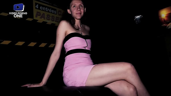 Image Cette jeune coquine de fait baiser dans un club &eacute_changiste.