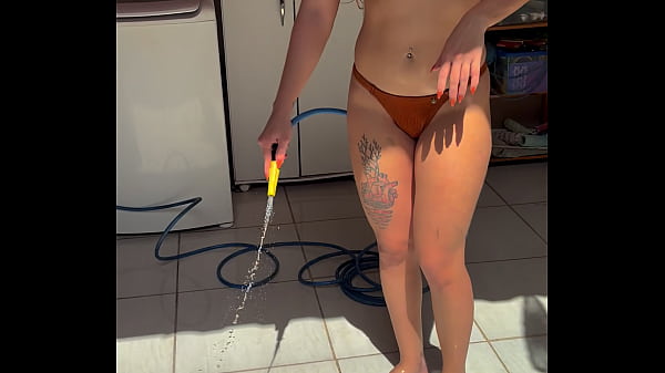 Image Enquanto mama meu pau, implora pra ser fodida por dois