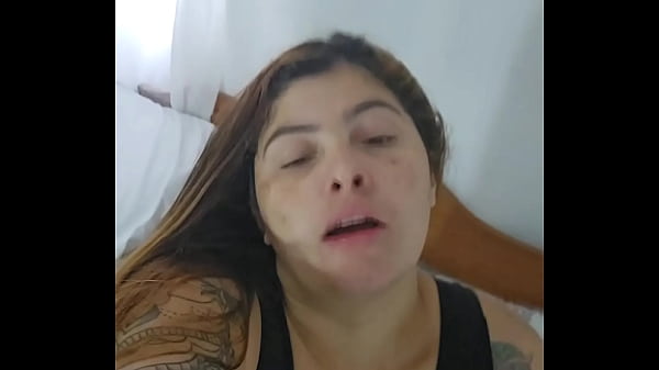 Image Soquei o consolo no cuzinho pra facilitar pro meu marido quando for me comer
