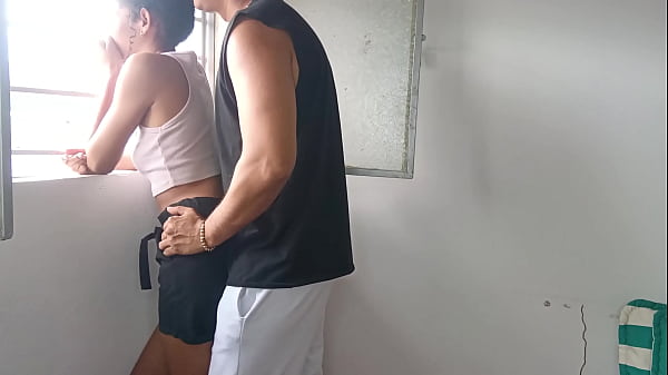 Image Follandome a mi hermanastra al lado de la ventana con cuidado de que los vecinos no nos vean
