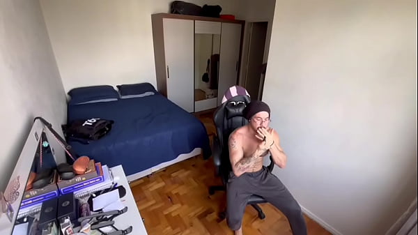 Image Peguei no flagra o amigo de quarto do meu brother batendo uma punheta e fumando um ( Completo no RED )