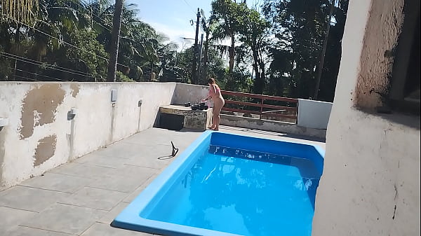 Image Chamei o pedreiro no domingo pra terminar um servi&ccedil_o na piscina. Mais fiquei preparada bem putinha esperando.. logo ele bateu uma punheta e gozou pra mim