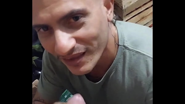 Image O novinho que trabalha comigo pediu pra eu uma mamada e ela mijar na minha boca na hora do almo&ccedil_o de trabalho