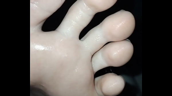 Image Veja meu pezinho fedidinho sendo babado e bata uma pra mim
