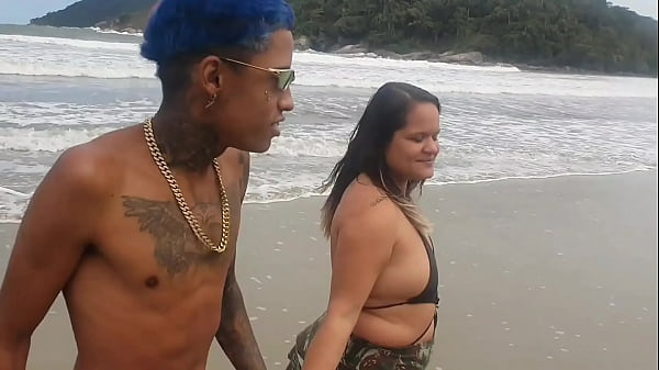 Image Achei famoso brinquedo na praia e fui logo oferecer a buceta
