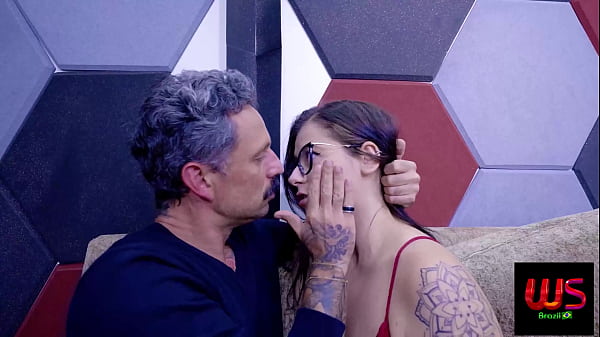 Image Dei uma li&ccedil_&atilde_o de cintadas na minha enteada que a deixou toda molhada