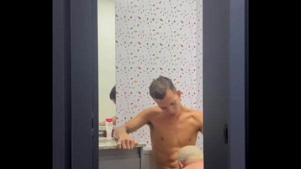 Image Peguei me amigo no flagra tocando uma punheta no banheiro e ele meteu gostoso no meu cuzinho!