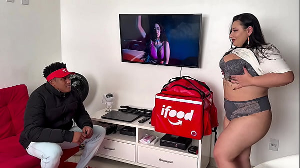 Image Fingi ter perdido minha carteira, para ter uma desculpa para o entregador entrar, n&atilde_o consegui resistir vendo aquele novinho gostoso e ofereci pagar de outra forma dando muito meu cuzinho no pelo