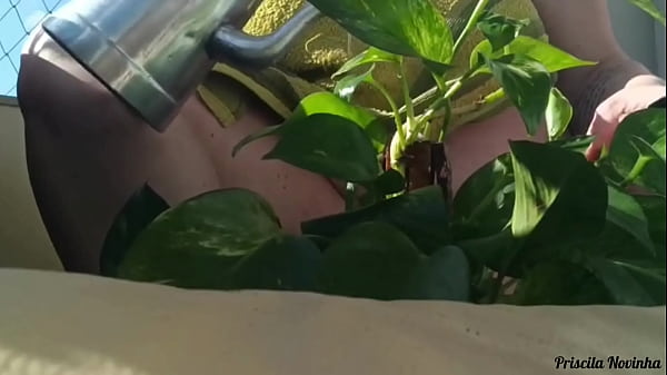 Image Madrasta regando as plantas toda pelada, na varanda para quem quiser ver - parte 02-