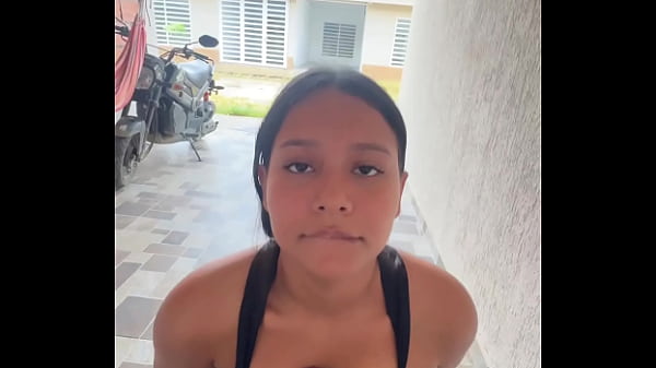 Image colombiana cachonda le saca el pene a su novio en la calle y se lo mama