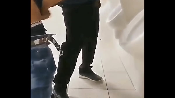 Image DEI O CU NO BANHEIiRO DA ESCOLA PARA 2 PROFESSORES
