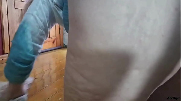 Image Instalei uma c&acirc_mera para ver minha madrasta limpando o ch&atilde_o de casa ela notou a c&acirc_mera e foi sem calcinha.