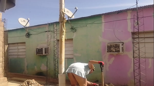 Image Mi vecino no aguanta las gana de verme mi culo grande con mi vestido corto
