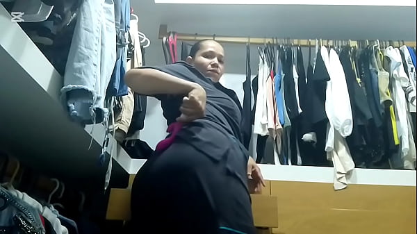 Image Empleada dom&eacute_stica MILF se masturba su gran culo en el vestuario de su jefe mientras &eacute_l trabaja