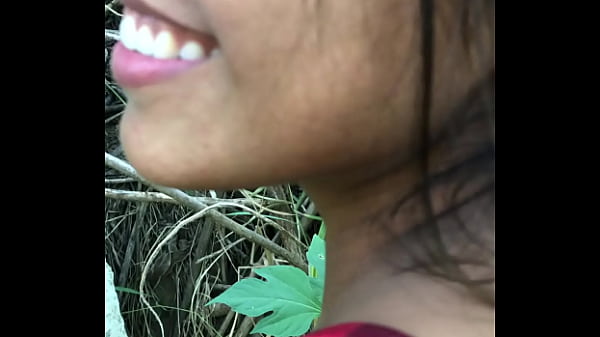 Image Novinha com tesao topo entrar no terreno e foder meio do mato
