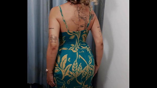 Image MILF has sex with a salesman in the dressing room.