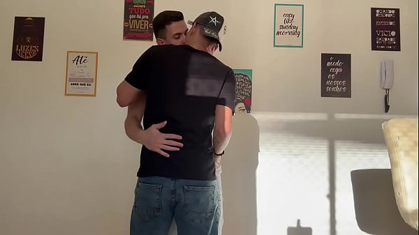 Image Novinho com a bunda lisinha e grande dando pro amigo