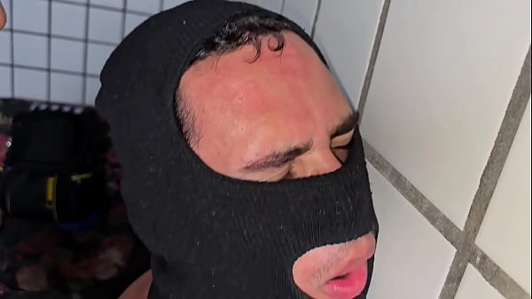 Image Magrelo submisso levando pica de dois machos no cinema porn&ocirc_.- FULL RED