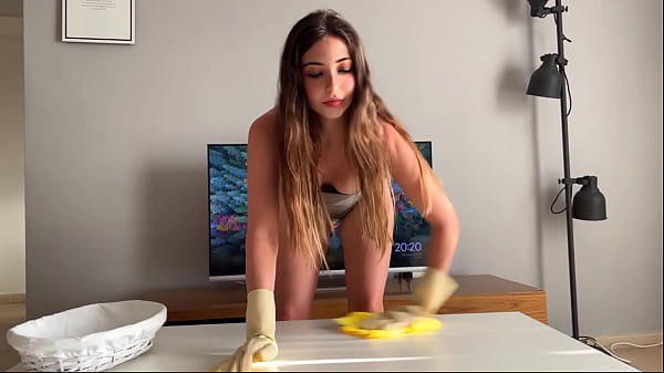 Image Padrastro me muestra su polla mientras yo limpio el polvo , no quiero mirar pero termino haciendo una paja ,chupando y cabalgando en su polla , HABLANDO EN ESPANOL