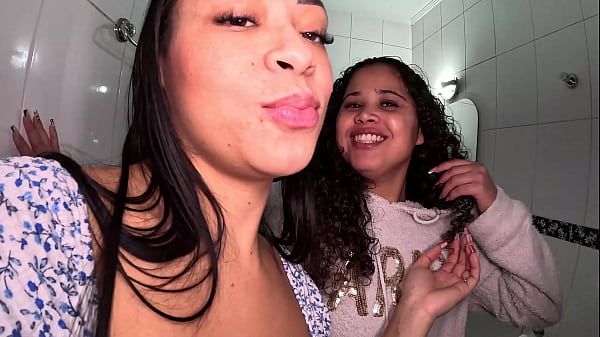 Image Virou festa no chuveiro com as baianas rabudas na casa