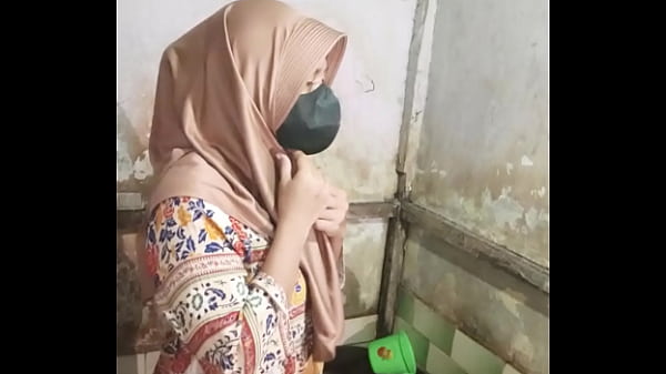 Image Mandi sambil colmek di kamar mandi