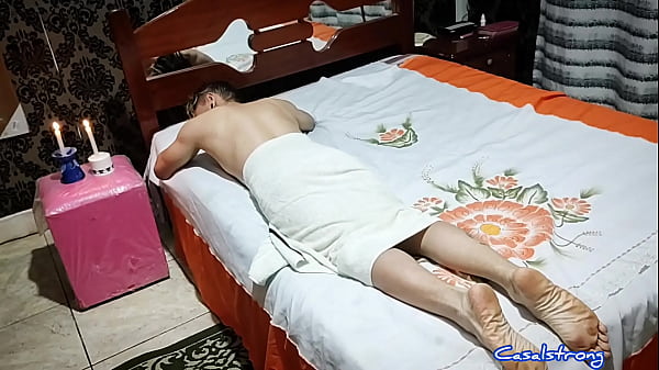 Image Bumbum gigante GG fazendo massagem relaxante no Alem&atilde_o tatuador , v&iacute_deo completo no RED