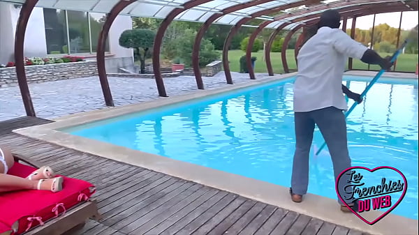 Image Giulia et Ashley, deux bombasses, se font tringler dans une partouze