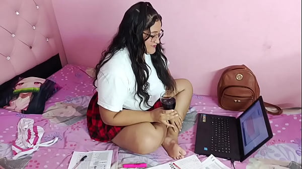 Image Universitaria culona tiene sexo mientras est&aacute_ en clases virtuales