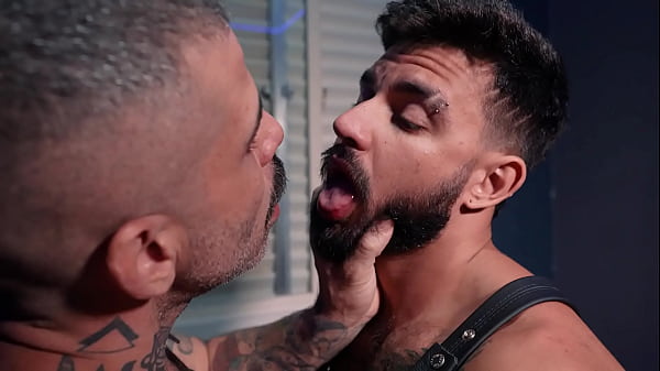 Image DOMINADOR SARADO DETONANDO CU DE PASSIVO SUBMISSO TATUADO - PROMO