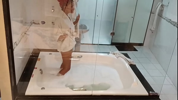 Image Arrastou a gostosa para hidromassagem