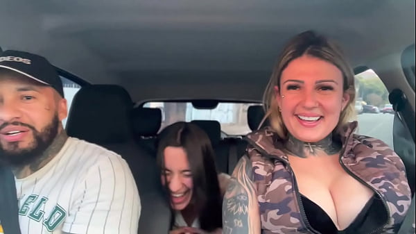 Image Uber pega passageira novinha que acabou de completar 18 anos siliconada com seu marido e acabam fazendo uma putaria dentro do Carro em S&atilde_o Paulo!Buceta mollhada