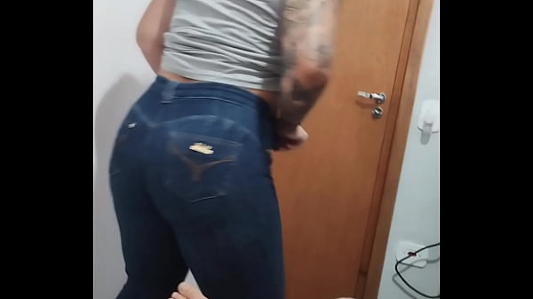 Image Ruiva safada fica brincando com o marido e depois chama seu vizinho casado pra depilar sua buceta