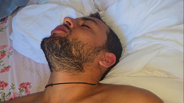 Image Despertando o macho pauzudo em sua cama com aquele tes&atilde_o matinal.
