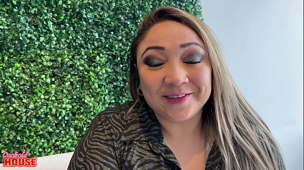 Image Essa gordinha casada &eacute_ uma gostosa que o marido corno libera para outros machos foderem