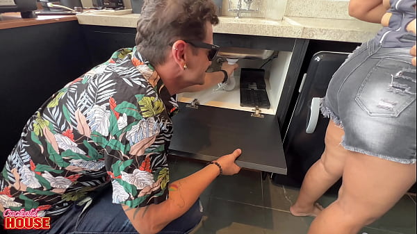 Image Marido corno contrata encanadores para tapar os dutos da esposa com rola