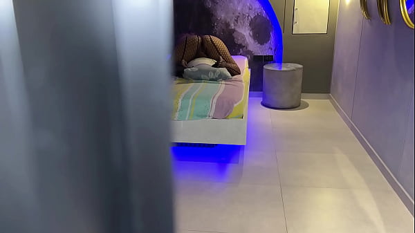 Image MADRASTRA NALGONA Y CACHONDA ES DECUBIERTA CABALGANDO SU ALMOHADA HASTA EL ORGASMO