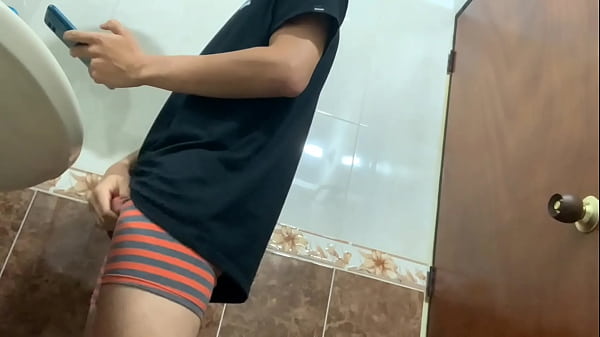 Image Descubro a mi hijastro paje&aacute_ndose en el ba&ntilde_o, quiero ayudarlo y sentir su polla joven en mi co&ntilde_o mojado