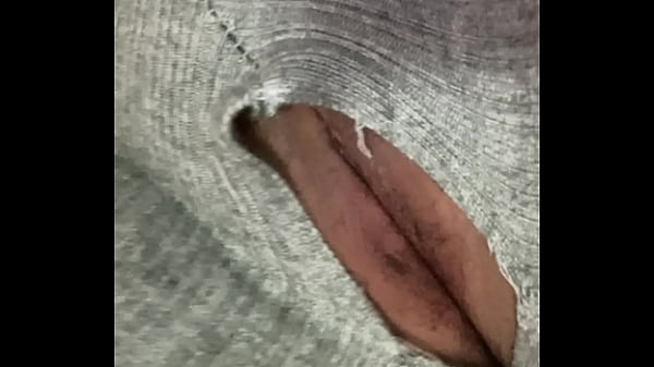 Image Latina curvy con leggins rotos se masturba - POV piernas abiertas