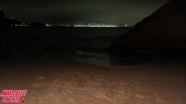 Image Salva vidas fazem orgia enquanto curiosos espiam de longe!