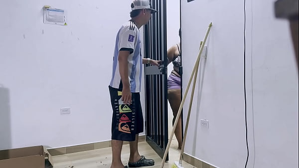 Image jefe se folla a su empleada de gran culo le da leche en sus tetas