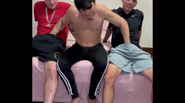 Image Erick Diaz e Juninho comendo Lucas Sans