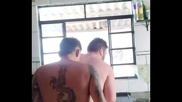 Image Pr&eacute_via - Dotado N&atilde_o Deixa Gordinho Lavar a Lou&ccedil_a e J&aacute_ Mete a Rola Na Cozinha Mesmo (COMPLETO NO SHEER E RED)