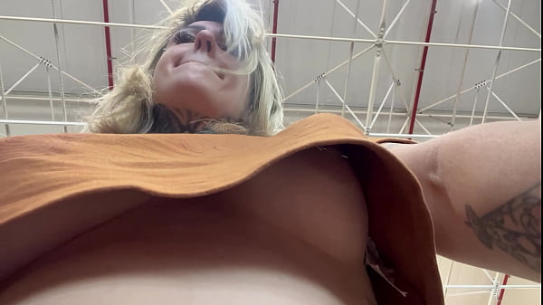Image Homem filma mulher com o celular escondido se masturbano eos peitos em quanto ela faz compras no Supermercado