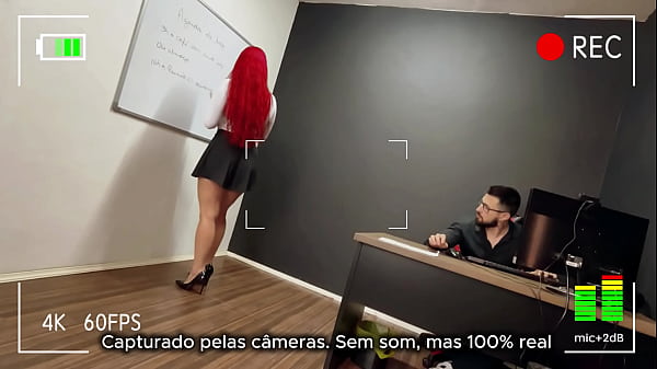 Image A secret&aacute_ria entrou s&oacute_ pra escrever no quadro... mas saiu de joelhos