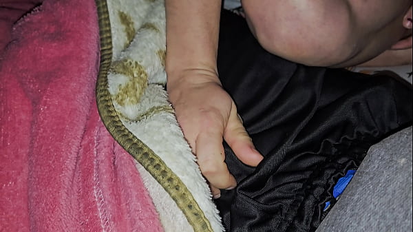 Image Enteada faz visita noturna no meu quarto enquanto a esposa viaja