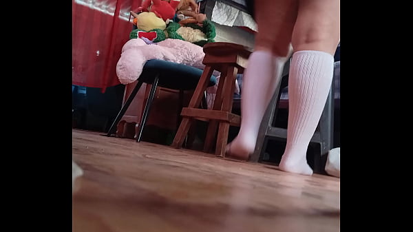 Image ella no se dio cuenta, padrastro escondido logra grabar a estudiante