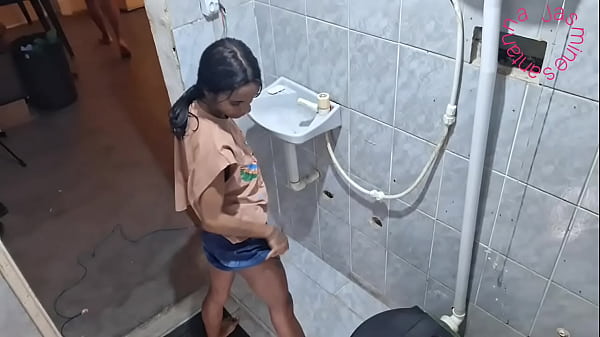 Image Dando o cuzinho no banheiro enquanto a amiga est&aacute_ do lado esperando tudo acabar
